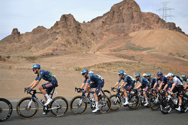 Un terrible accidente a más de 100 km/h conmociona al AlUla Tour mientras Soudal-QuickStep confirma que Laurenz Rex terminó la etapa con tres fracturas en la espalda