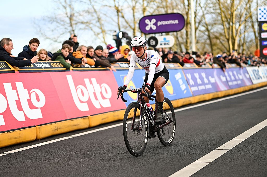 La polaca Katarzyna Niewiadoma-Phinney de CANYON//SRAM Zondacrypto cruza la línea de meta de la carrera ciclista femenina de un día Omloop Het Nieuwsblad (UCI World Tour), la carrera inaugural de la temporada flamenca de clásicas de un día, 137,6 km de Gent a Ninove, el sábado 28 de febrero de 2026. BELGA FOTO MAARTEN STRAETEMANS (Foto por MAARTEN STRAETEMANS / BELGA MAG / Belga vía AFP)