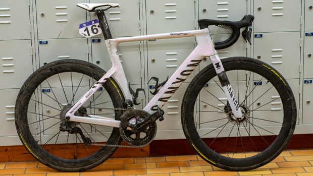 Mathieu van der Poel gana Omloop Het Nieuwsblad con un cuadro Canyon Aeroad actualizado y ruedas prototipo Shimano