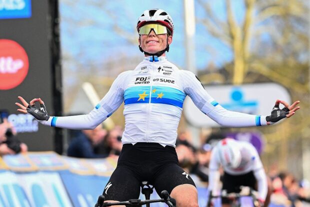 FDJ United's Dutch rider Demi Vollering (C) celebrates as she crosses the line to win the 81st edition of the women's 'Omloop Het Nieuwsblad' UCI World Tour one-day cycling race, the opening race of the Flemish one-day classics season, 207,6 km from Gent to Ninove, in Ninove on February 28, 2026. (Photo by MAARTEN STRAETEMANS / Belga / AFP) / Belgium OUT