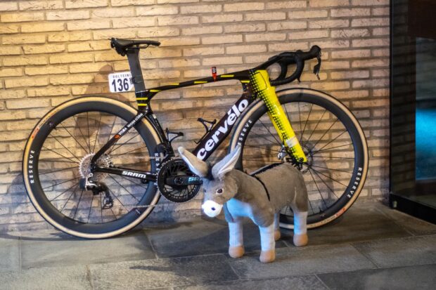 Un Cervélo S5 y un burro de juguete: la bicicleta ganadora Kuurne-Brussel-Kuurne de Matthew Brennan
