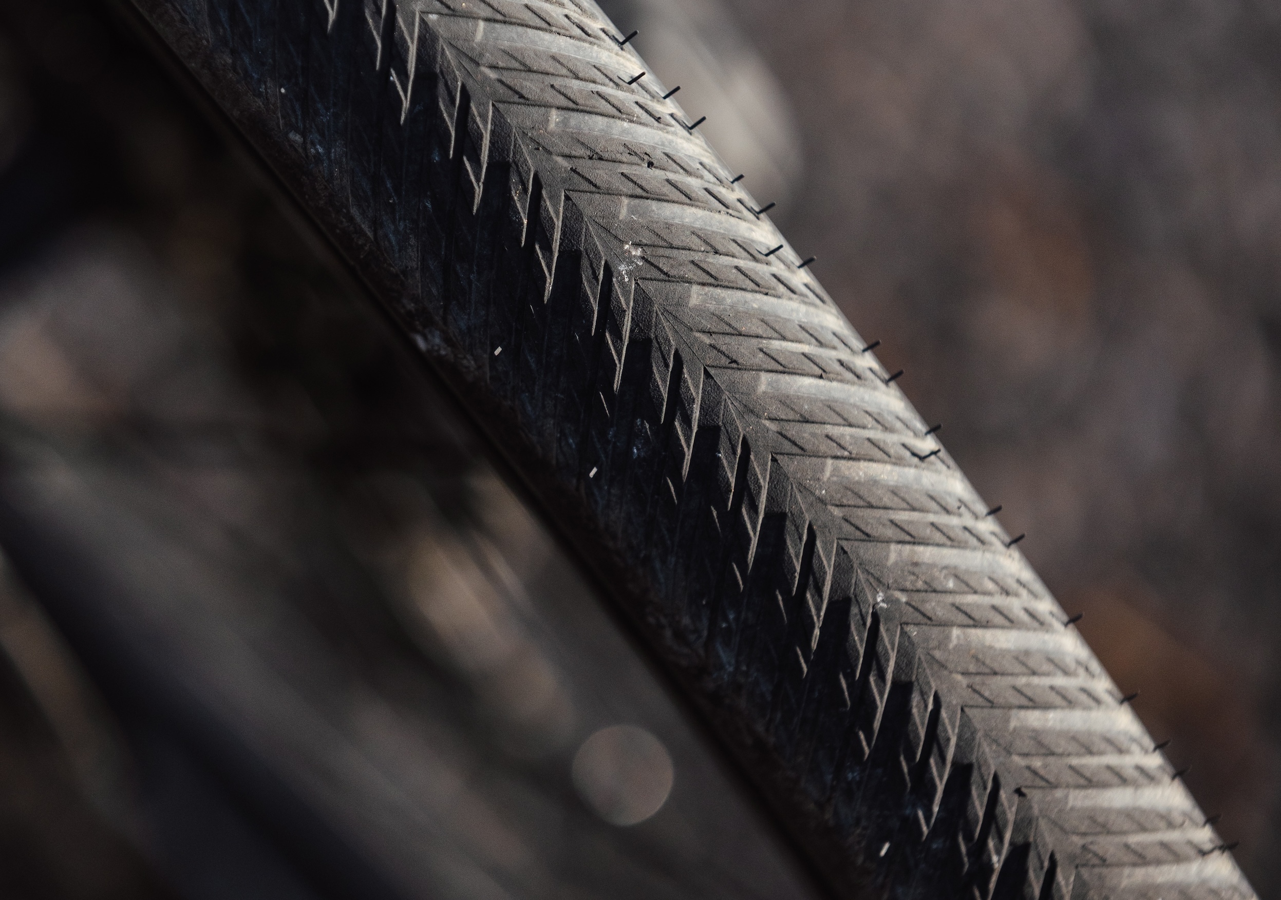 Patrón de la banda de rodadura Terra Competition mostrado desde arriba, con una línea central continua