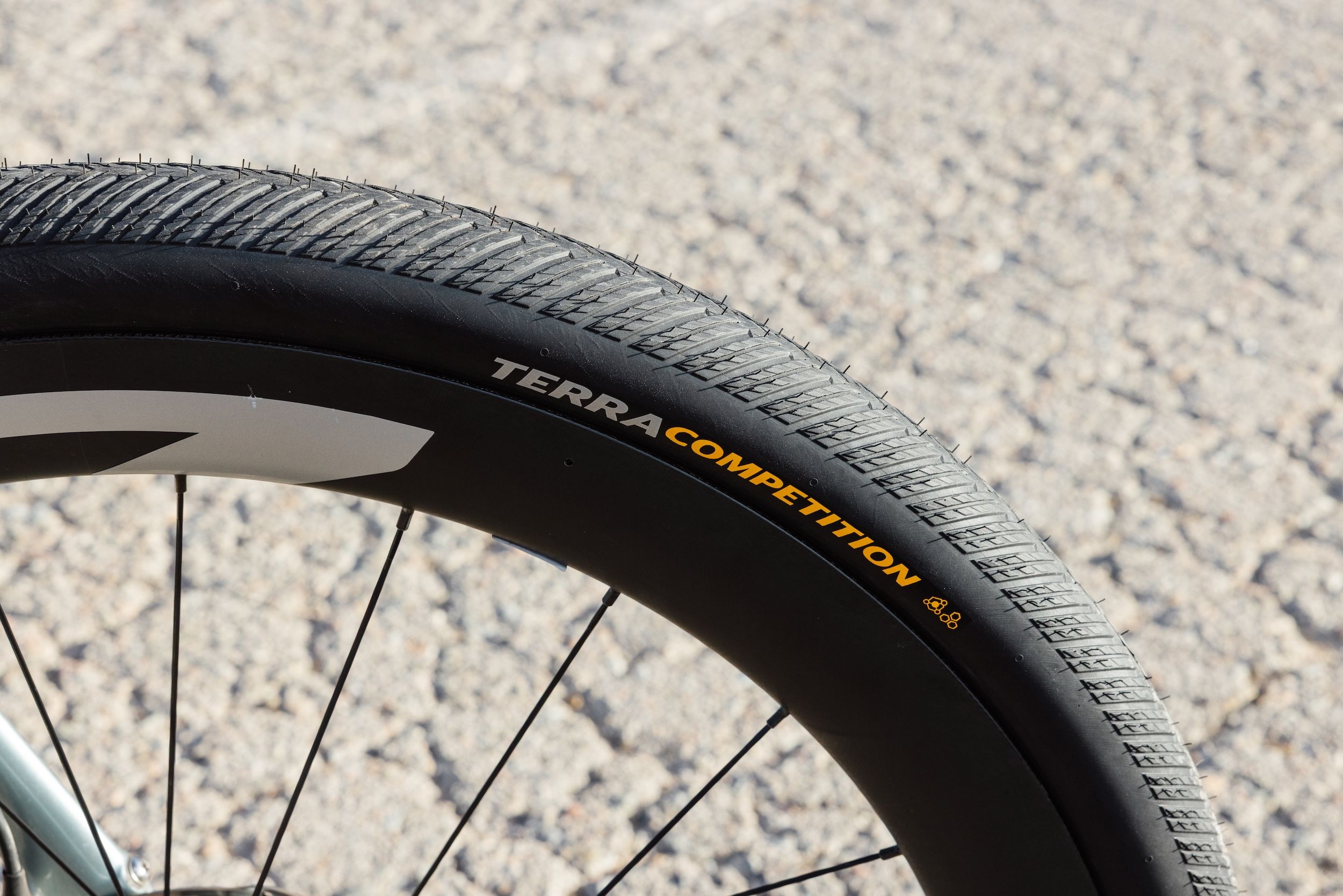 El nuevo neumático de gravel Terra Competition de Continental parece ofrecer un verdadero rendimiento en superficies mixtas y también una ventaja aerodinámica.
