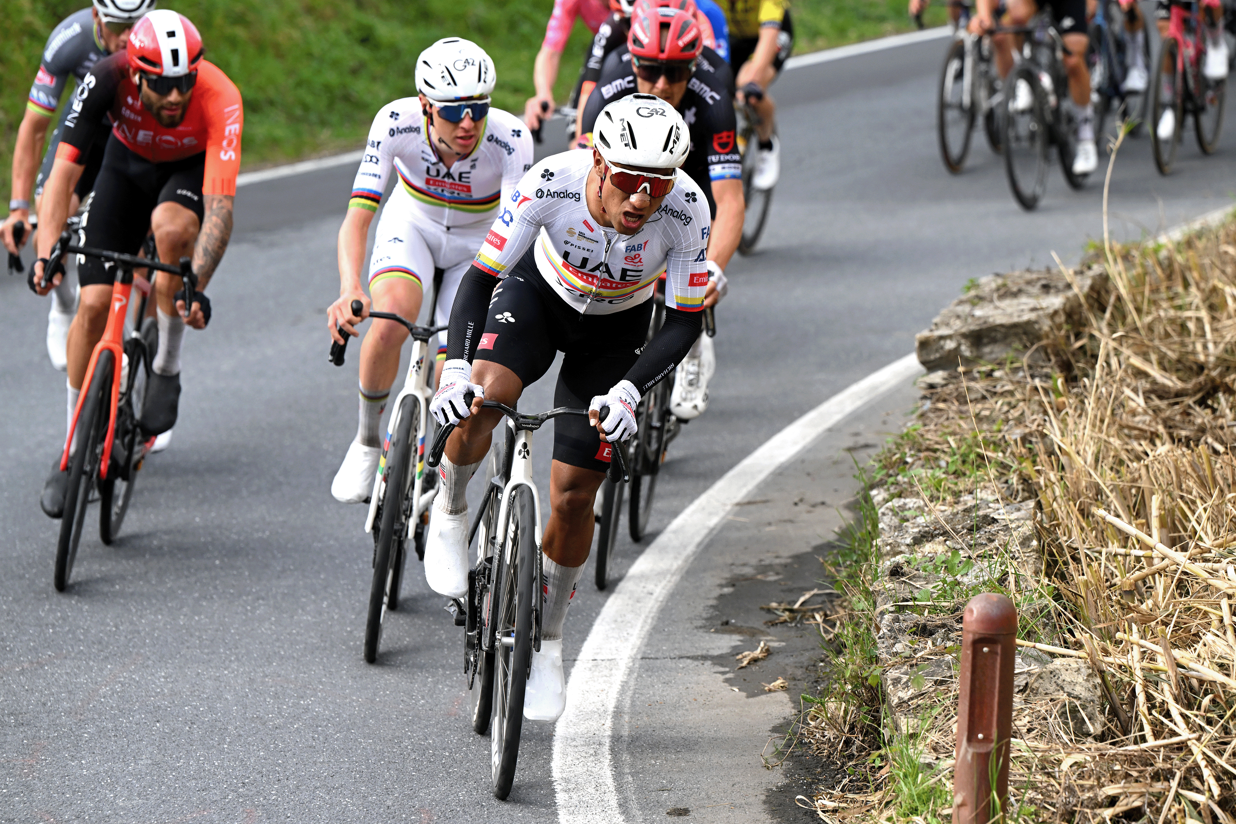 SANREMO, ITALIA - 22 DE MARZO: (LR) Tadej Pogacar de Eslovenia y Jhonatan Narváez de Ecuador y el equipo UAE Team Emirates compiten durante la 116ª Milano-Sanremo 2025, una carrera de un día de 289 km desde Pavía a Sanremo / #UCIWT / el 22 de marzo de 2025 en Sanremo, Italia. (Foto de Dario Belingheri/Getty Images)