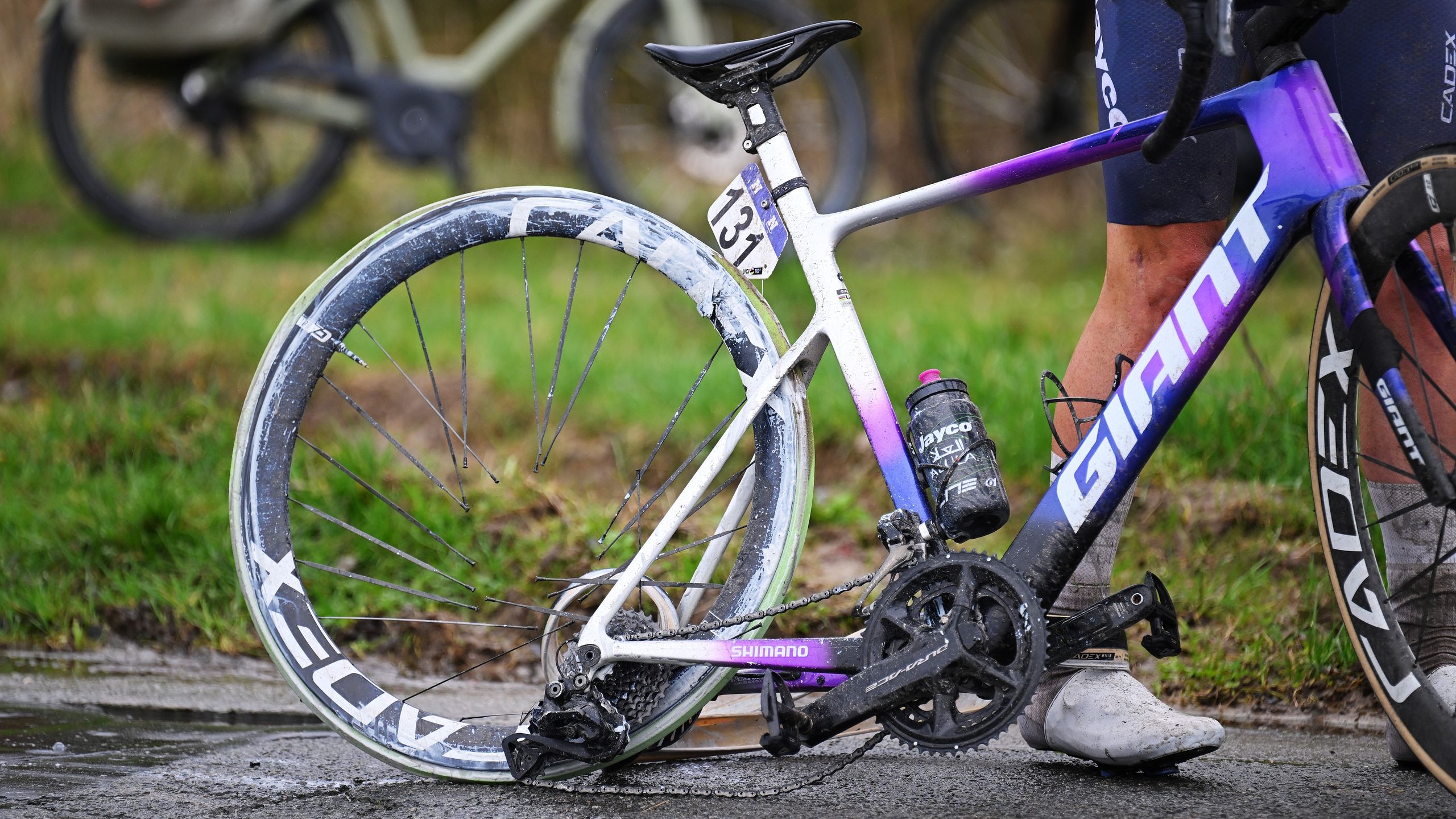 'La separación de los neumáticos no fue causada por el diseño de la llanta sin gancho' – Cadex publica una declaración sobre la falla de la rueda trasera de Amaury Capiot en Omloop