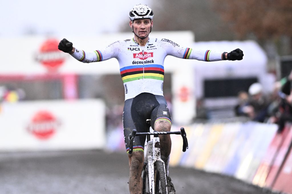 El holandés Mathieu Van Der Poel celebra mientras cruza la línea de meta para ganar la carrera de élite masculina de la Copa del Mundo de ciclismo de ciclocross en Gavere el jueves 26 de diciembre de 2024, etapa 7 (de 12) de la competición de la Copa del Mundo UCI. BELGA FOTO JASPER JACOBS (Foto de JASPER JACOBS / BELGA MAG / Belga vía AFP)
