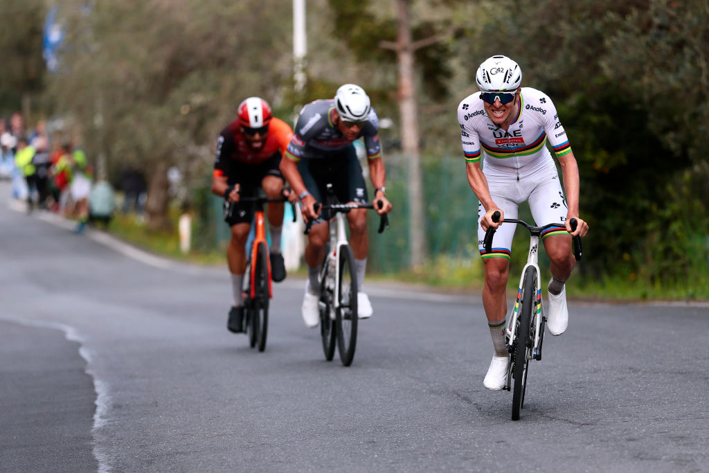SANREMO, ITALIA - 22 DE MARZO: Tadej Pogacar de Eslovenia y el equipo UAE Team Emirates compiten durante la 116ª Milano-Sanremo 2025, una carrera de un día de 289 km desde Pavía a Sanremo / #UCIWT / el 22 de marzo de 2025 en Sanremo, Italia. (Foto de Luca Bettini - Piscina/Getty Images)