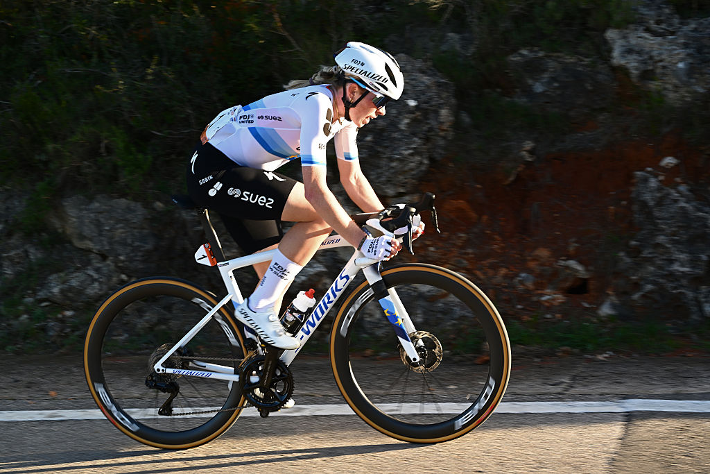 GANDIA, ESPAÑA - 12 DE FEBRERO: Demi Vollering de Holanda y el equipo FDJ United - SUEZ atacan durante la 10ª Setmana Ciclista - Volta Femenina de la Comunitat Valenciana 2026, Etapa 1, una etapa de 121 km de Gandia a Gandia el 12 de febrero de 2026 en Gandia, España. (Foto de Szymon Gruchalski/Getty Images)