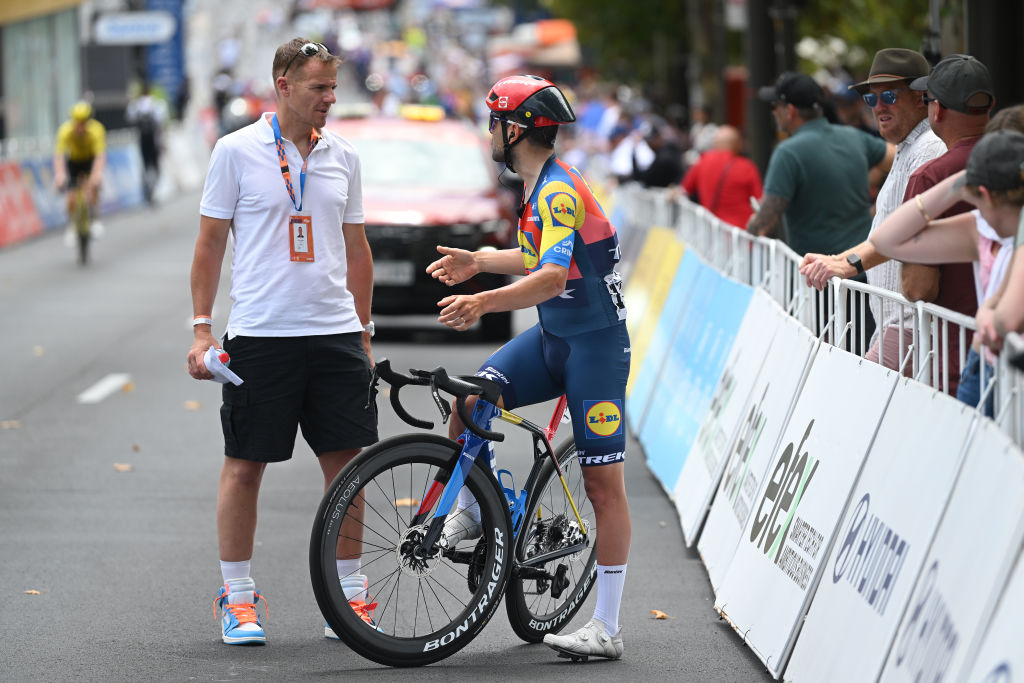ADELAIDA, AUSTRALIA - 26 DE ENERO: (LR) Adam Hansen de Australia, presidente de CPA Cycling y Jacopo Mosca de Italia y el equipo Lidl - Caminata previa al 25º Santos Tour Down Under 2025, etapa 6, una etapa de 90 km de Adelaida a Adelaida / #UCIWT / el 26 de enero de 2025 en Adelaida, Australia. (Foto de Dario Belingheri/Getty Images)