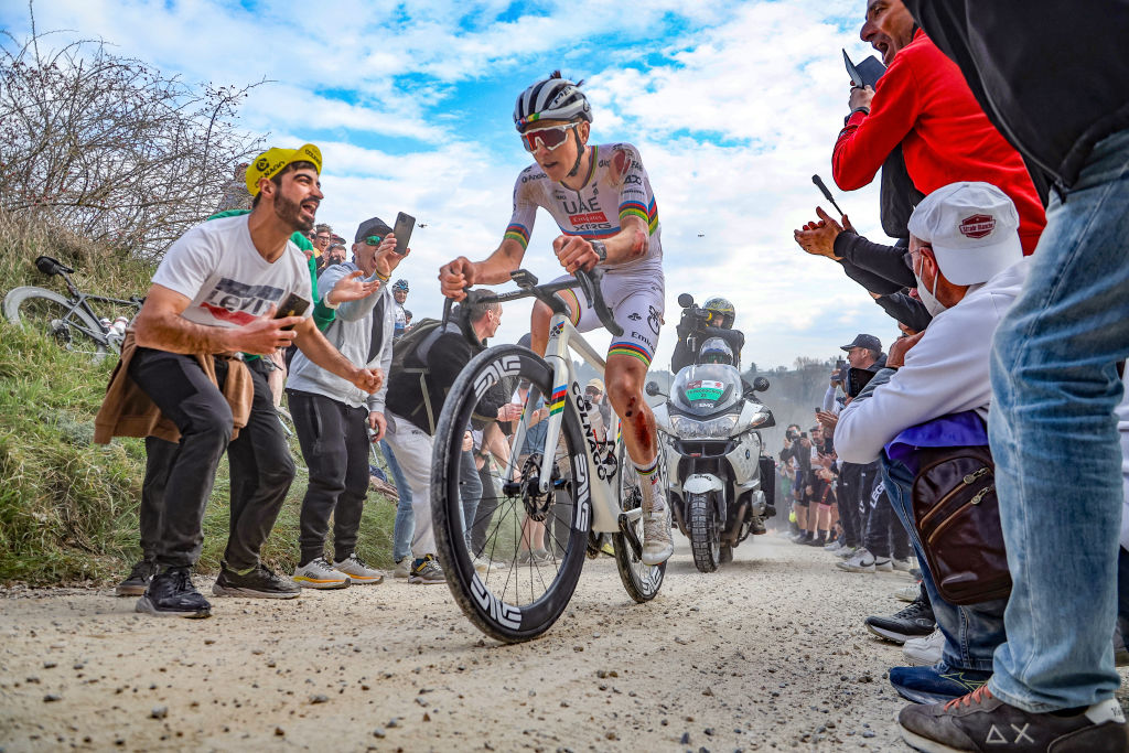 Tadej Pogacar de Eslovenia y el equipo Emirates de los EAU realizan el último paso cuesta arriba durante la 19ª Strade Bianche 2025, Elite Men, en Siena, Italia, el 8 de marzo de 2025. (Foto de Paolo Giuliani/NurPhoto)