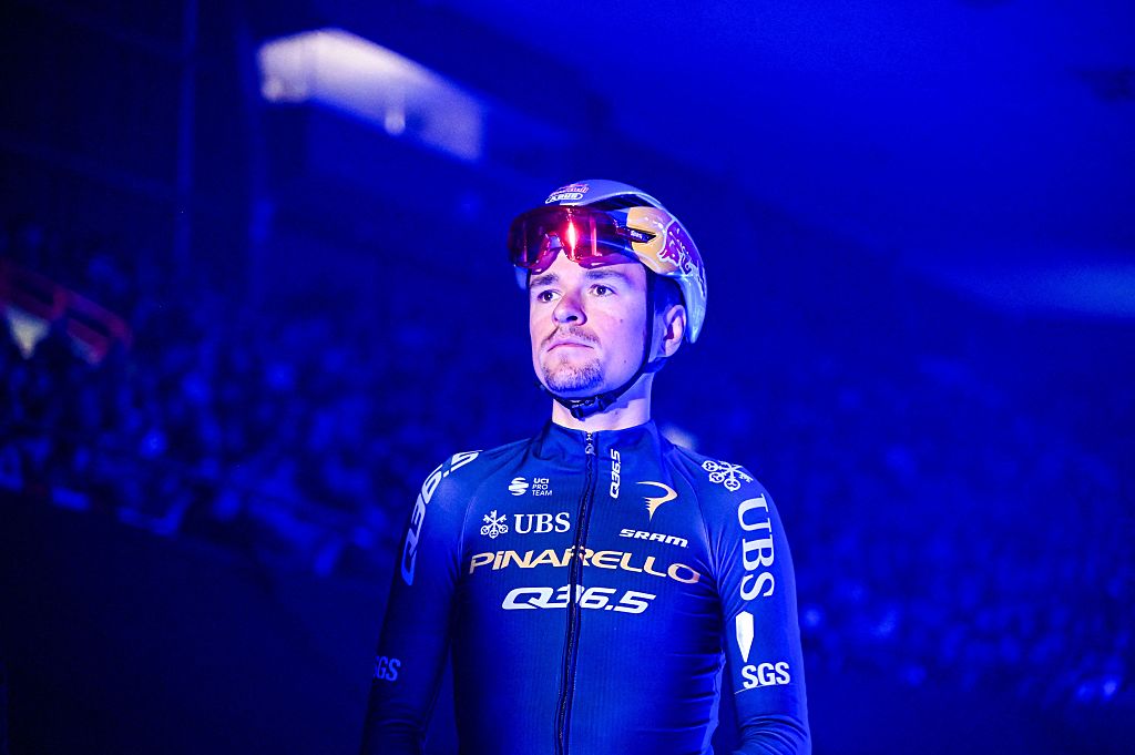 El británico Tom Pidcock del Pinarello Q36.5 Pro Cycling Team fotografiado en la presentación del equipo al inicio de la 81.ª edición de la carrera ciclista masculina de un día Omloop Het Nieuwsblad (UCI World Tour), la carrera inaugural de la temporada flamenca de clásicos de un día, 207,6 km de Gent a Ninove, el sábado 28 de febrero de 2026. BELGA FOTO ELIAS ROM (Foto de ELÍAS ROM / BELGA MAG / Belga vía AFP)