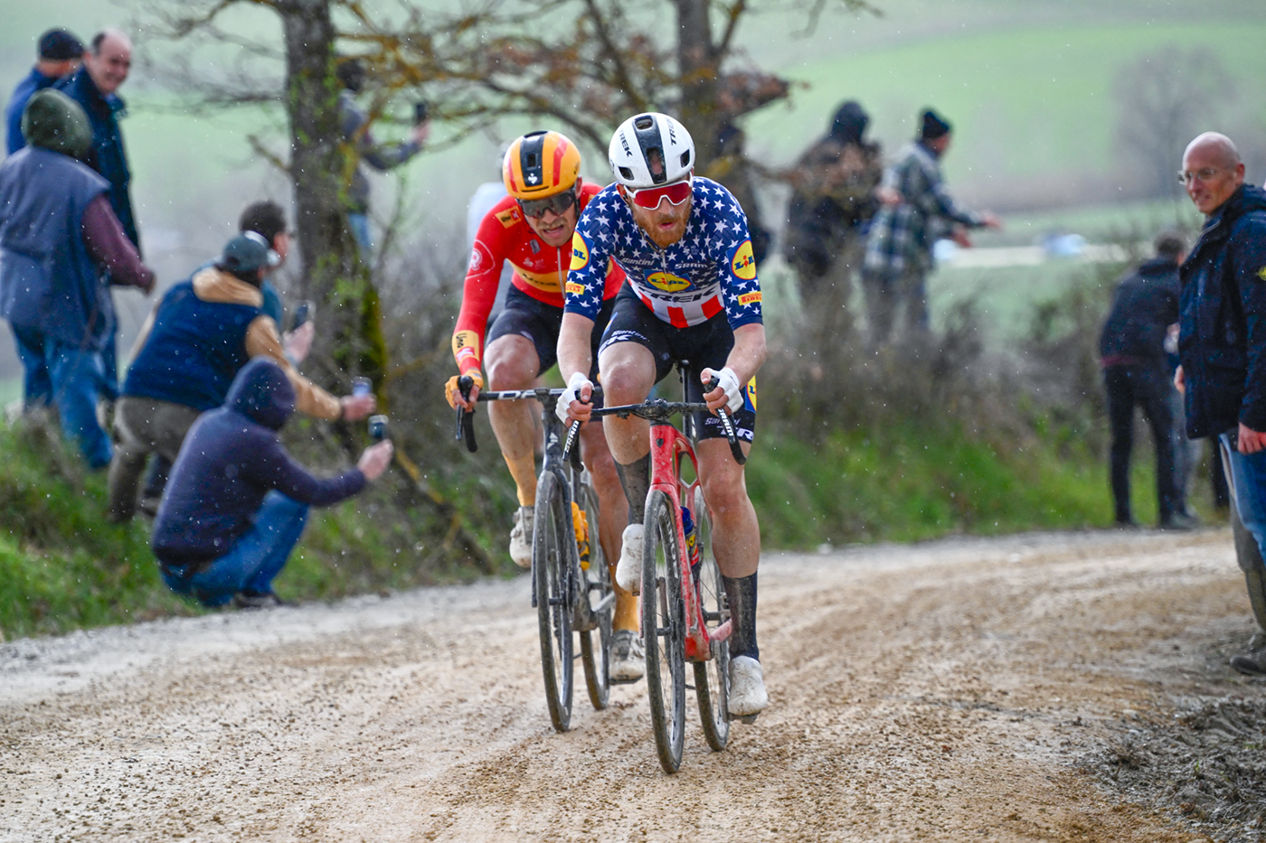 La estadounidense Quinn Simmons (derecha), del equipo Lidl-Trek, y el danés Magnus Cort, del equipo Uno-X Mobility, compiten durante la 18ª clásica de un día 'Strade Bianche'. (White Roads) carrera ciclista entre Siena y Siena, Toscana, el 2 de marzo de 2024. (Foto de Marco BERTORELLO / AFP) (Foto de MARCO BERTORELLO/AFP vía Getty Images)