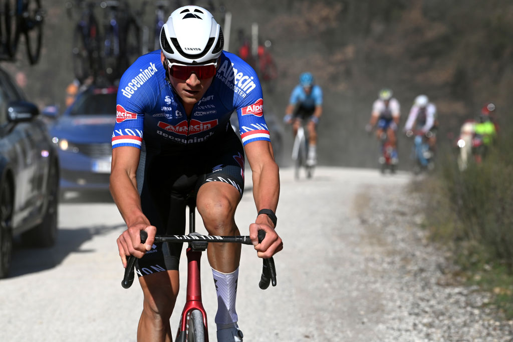 SIENA, ITALIA - 4 DE MARZO: Mathieu van der Poel de los Países Bajos y el equipo Alpecin-Deceuninck compite durante la Eroica - 17th Strade Bianche 2023, Men's Elite, una carrera de un día de 184 km de Siena a Siena 318 m / #StradeBianche / el 4 de marzo de 2023 en Siena, Italia. (Foto de Tim de Waele/Getty Images)
