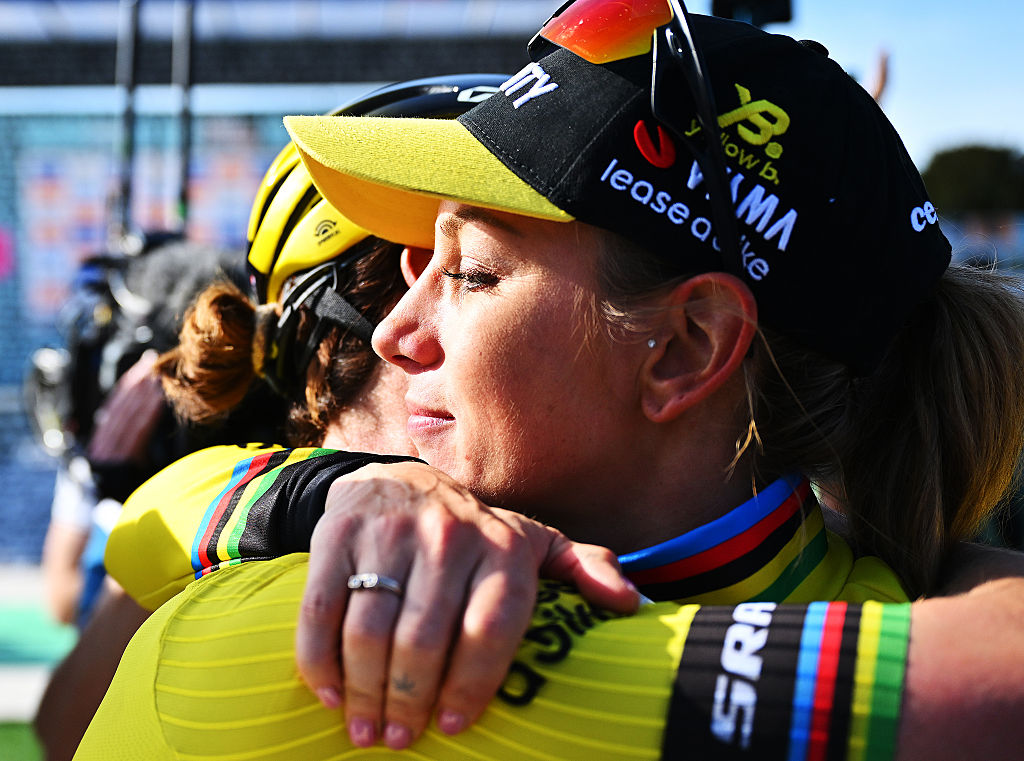 ROUBAIX, FRANCIA - 12 DE ABRIL: La ganadora de la carrera Pauline Ferrand Prevot de Francia y el equipo Visma | Lease A Bike (R) celebra la victoria con su compañera de equipo Marianne Vos de Holanda (I) después de la quinta Paris-Roubaix Femmes 2025, una carrera de un día de 148,5 km desde Denain a Roubaix / #UCIWWT / #UCIWT / el 12 de abril de 2025 en Roubaix, Francia. (Foto de Luc Claessen/Getty Images)