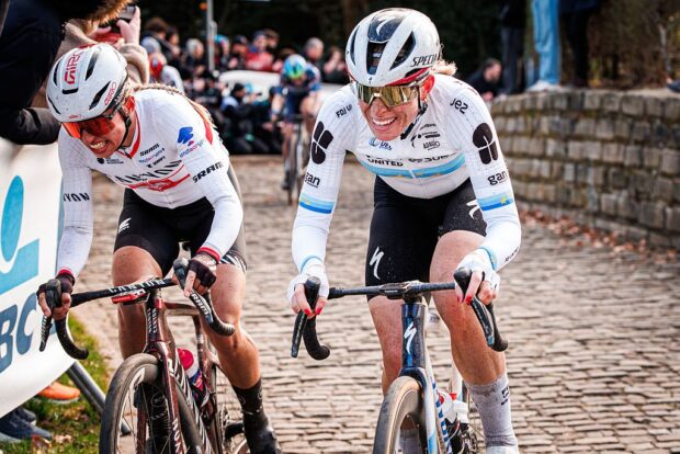 Kasia Niewiadoma and Demi Vollering racing side by side up the Kapelmuur in Omloop Het Nieuwsblad