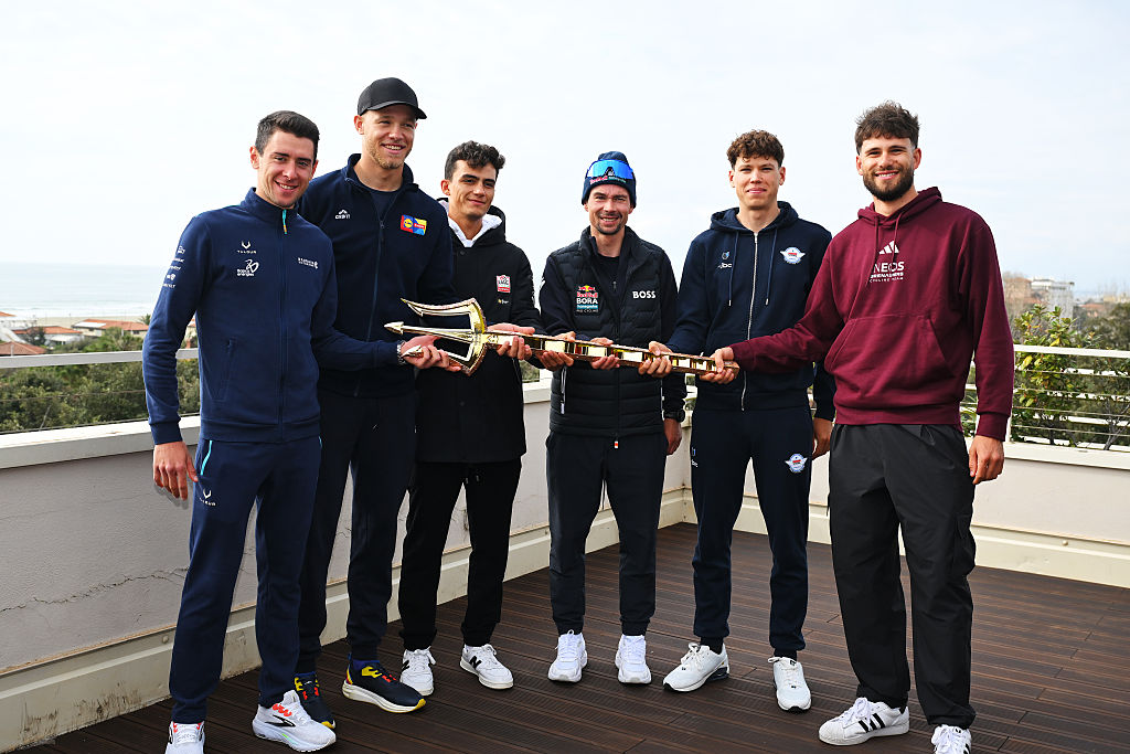 CAMOIRE, ITALIA - 8 DE MARZO: (LR) Antonio Tiberi de Italia y el equipo de Bahrein - Victorious, Jonathan Milan de Italia y el equipo Lidl - Trek, Isaac Del Toro de México y el equipo de los Emiratos Árabes Unidos - XRG, Primoz Roglic de Eslovenia y el equipo Red Bull Bora Hansgrohe, Paul Magnier de Francia y el equipo Soudal Quick-Step y Filippo Ganna de Italia y el equipo INEOS Grenadiers durante la conferencia de prensa de Top Riders antes de la 61° Tirreno-Adriatico 2026 / #UCIWT / el 08 de marzo de 2026 en Camaiore, Italia. (Foto de Tim de Waele/Getty Images)
