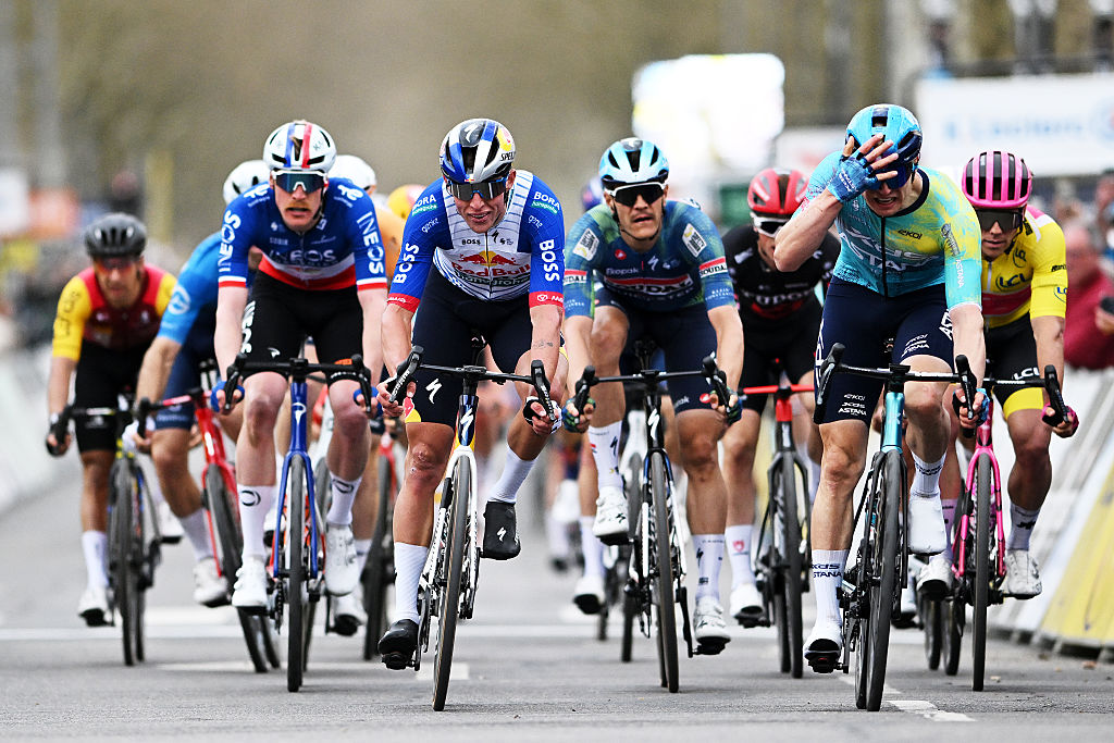 MONTARGIS, FRANCIA - 9 DE MARZO: Max Kanter de Alemania y el equipo XDS Astana (R) celebran en la línea de meta como ganadores de etapa por delante de Dorian Godon de Francia y el equipo INEOS Grenadiers, Laurence Pithie de Nueva Zelanda y el equipo Red Bull - BORA - hansgrohe, Jasper Stuyven de Bélgica y el equipo Soudal Quick-Step, y Luke Lamperti de Estados Unidos y el equipo EF Education - EasyPost - camiseta amarilla de líder durante el 84ª París-Niza 2026, Etapa 2 una etapa de 187 km de Epone a Montargis / #UCIWT / el 9 de marzo de 2026 en Montargis, Francia. (Foto de Szymon Gruchalski/Getty Images)