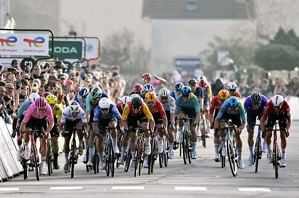 CARRIERES-SOUS-POISSY, FRANCIA - 8 DE MARZO: Una vista general de Luke Lamperti de Estados Unidos y el equipo EF Education - EasyPost, Vito Braet de Bélgica y el equipo Lotto Intermarch&é;, Orluis Aular de Venezuela y el equipo Movistar, Milan Fretin de Bélgica y el equipo Cofidis, Biniam Girmay de Eritrea y el equipo NSN Cycling, Jensen Plowright de Australia y el equipo Alpecin-Premier Sprint tecnológico en la línea de meta durante la 84.ª etapa París-Niza 2026, etapa 1, una etapa de 170,9 km desde Acheres a Carrieres-sous-Poissy / #UCIWT / el 8 de marzo de 2026 en Carrieres-sous-Poissy, Francia. (Foto de Szymon Gruchalski/Getty Images)