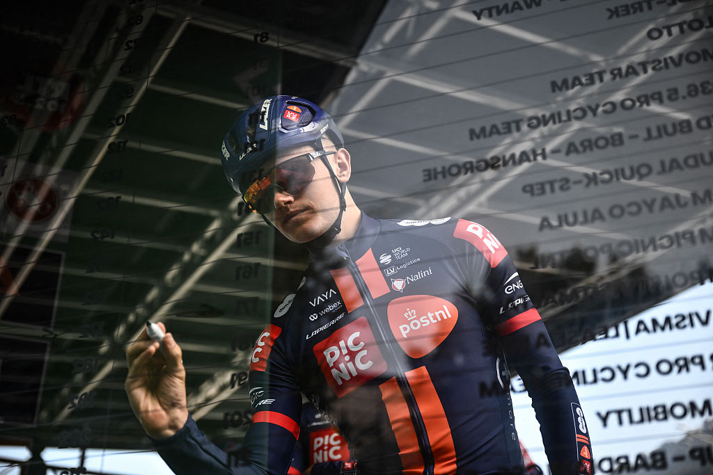 El ciclista británico del Team Picnic PostNL, Oscar Onley, observa desde el podio de registro antes de la 119.ª edición del Giro di Lombardia (Tour de Lombardía), una carrera ciclista de 238 km desde Como a Bérgamo el 11 de octubre de 2025. (Foto de Marco BERTORELLO / AFP)