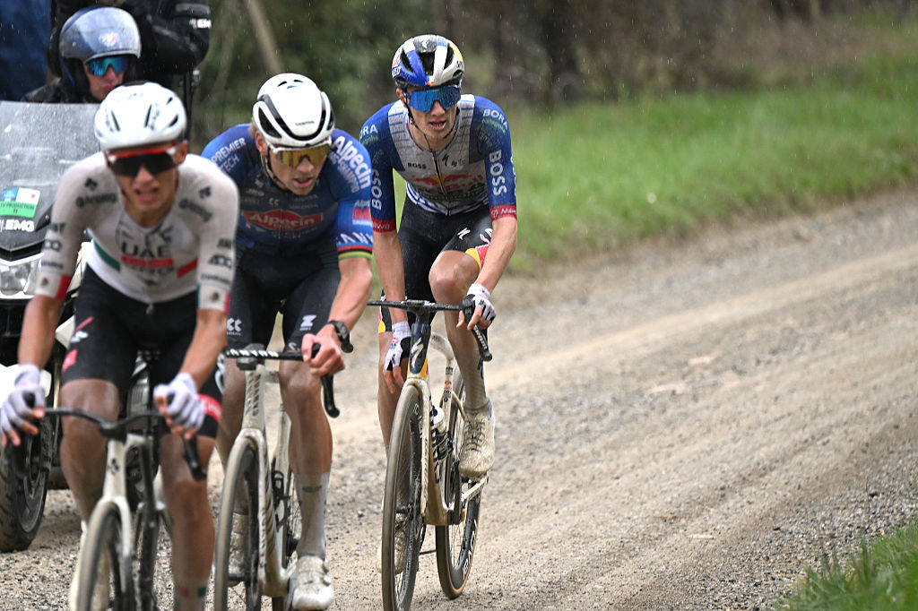 Isaac del Torro, Guilio Pellizzari y Mathieu van der Poel en la etapa 2 de Tirreno-Adriático