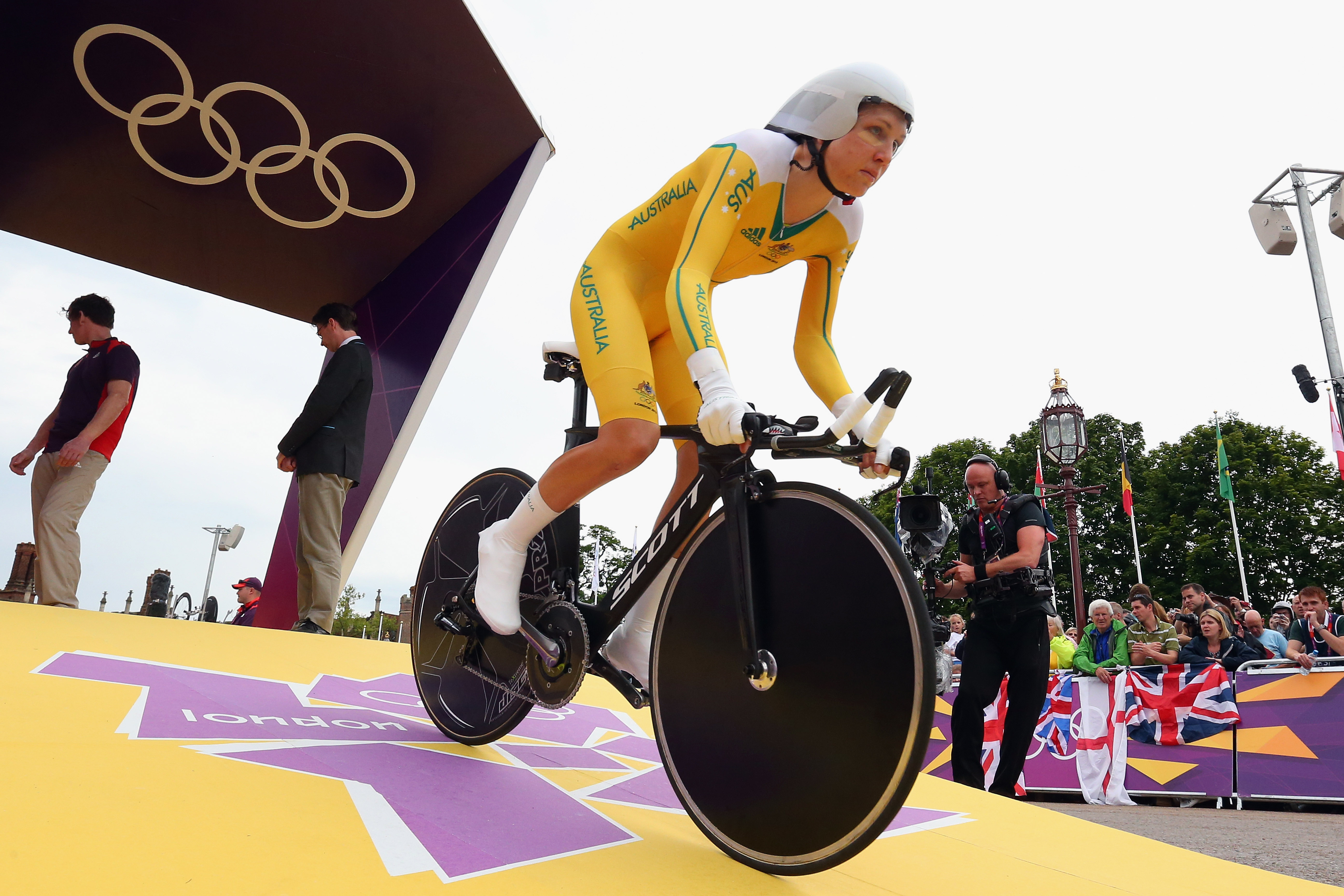 Shara Gillow de Australia en acción durante la contrarreloj individual femenina de ciclismo en ruta el día 5 de los Juegos Olímpicos de Londres 2012 el 1 de agosto de 2012 en Londres