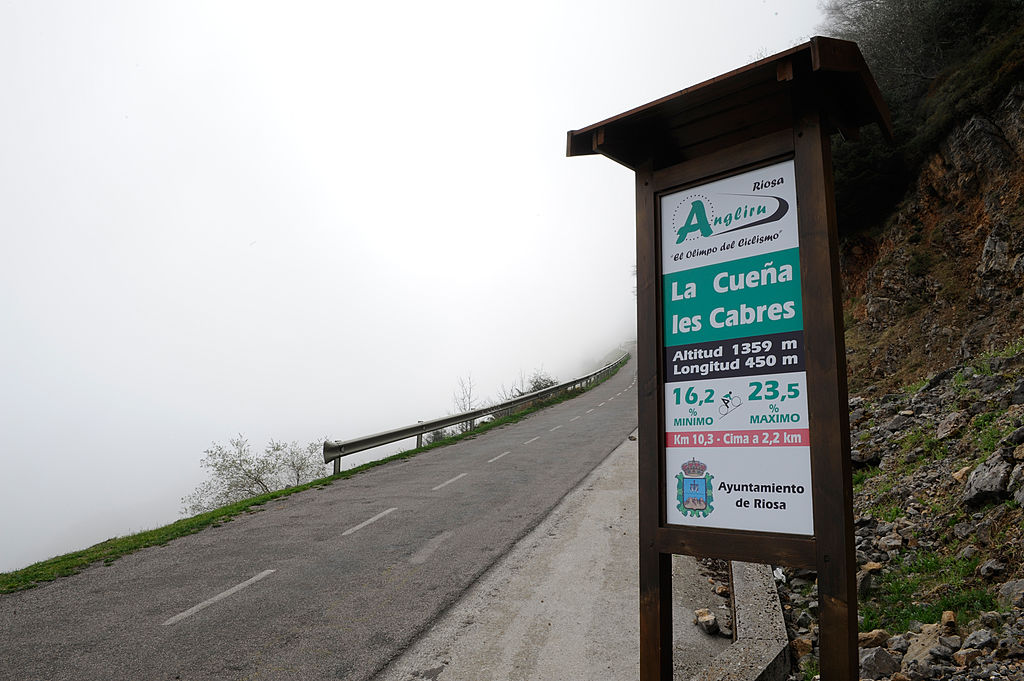 ASTURIAS, ESPAÑA - 15 DE ABRIL: Vistas del Angliru, una empinada carretera de montaña en Asturias, España, utilizada en la carrera ciclista Vuelta a España, el 15 de abril de 2011. (Foto de Rob Monk/Revista Procycling vía Getty Images)