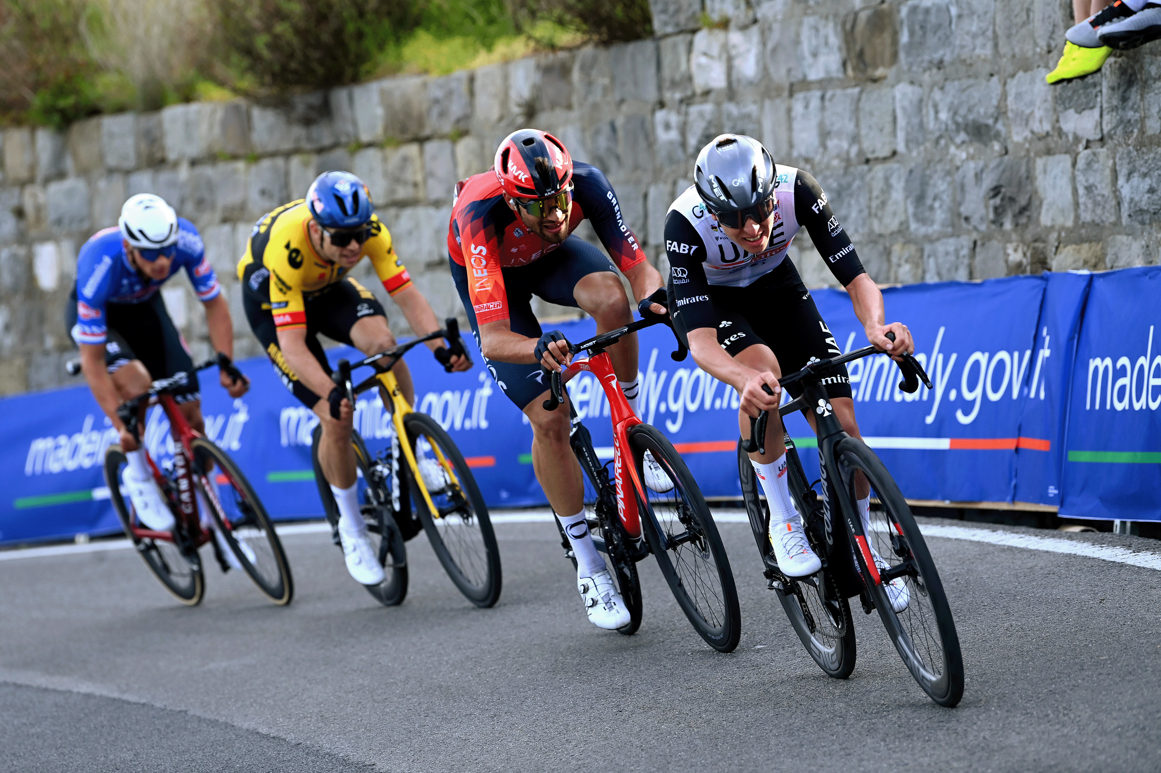 SANREMO, ITALIA - 18 DE MARZO: (LR) Mathieu Van Der Poel de Holanda y el equipo Alpecin-Deceuninck, Wout Van Aert de Bélgica y el equipo Jumbo &ndash; Visma, Filippo Ganna de Italia y el equipo INEOS Grenadiers y Tadej Pogacar de Eslovenia y el equipo Emirates de los Emiratos Árabes Unidos compiten en la escapada en el Poggio di Sanremo durante la 114ª Milano-Sanremo 2023, una carrera de un día de 294 km desde Abbiategrasso a Sanremo / #MilanoSanremo / #UCIWT / el 18 de marzo de 2023 en Sanremo, Italia. (Foto de Tim de Waele/Getty Images)