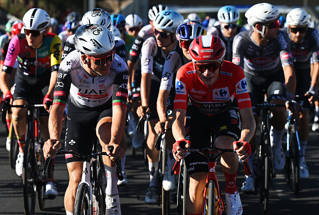 João Almeida (l) y Jonas Vingegaard durante la Vuelta a España 2025