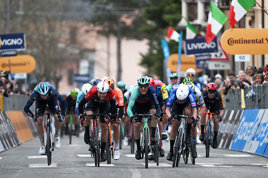 MAGLIANO DE' MARSI, ITALIA - 11 DE MARZO: (LR) Paul Magnier de Francia y el equipo Soudal Quick-Step, Arnaud De Lie de Bélgica y el equipo Lotto Intermarché, el ganador de la etapa Tobias Lund Andresen de Dinamarca y el equipo Decathlon CMA CGM y Jasper Philipsen de Bélgica y el equipo Alpecin-Premier Tech sprint en la línea de meta durante la 61ª Tirreno-Adriático 2026, etapa 3 a Etapa de 221 km desde Cortona hasta Magliano de' Marsi 332m / #UCIWT / el 11 de marzo de 2026 en Magliano de' Marsi, Italia. (Foto de Tim de Waele/Getty Images)