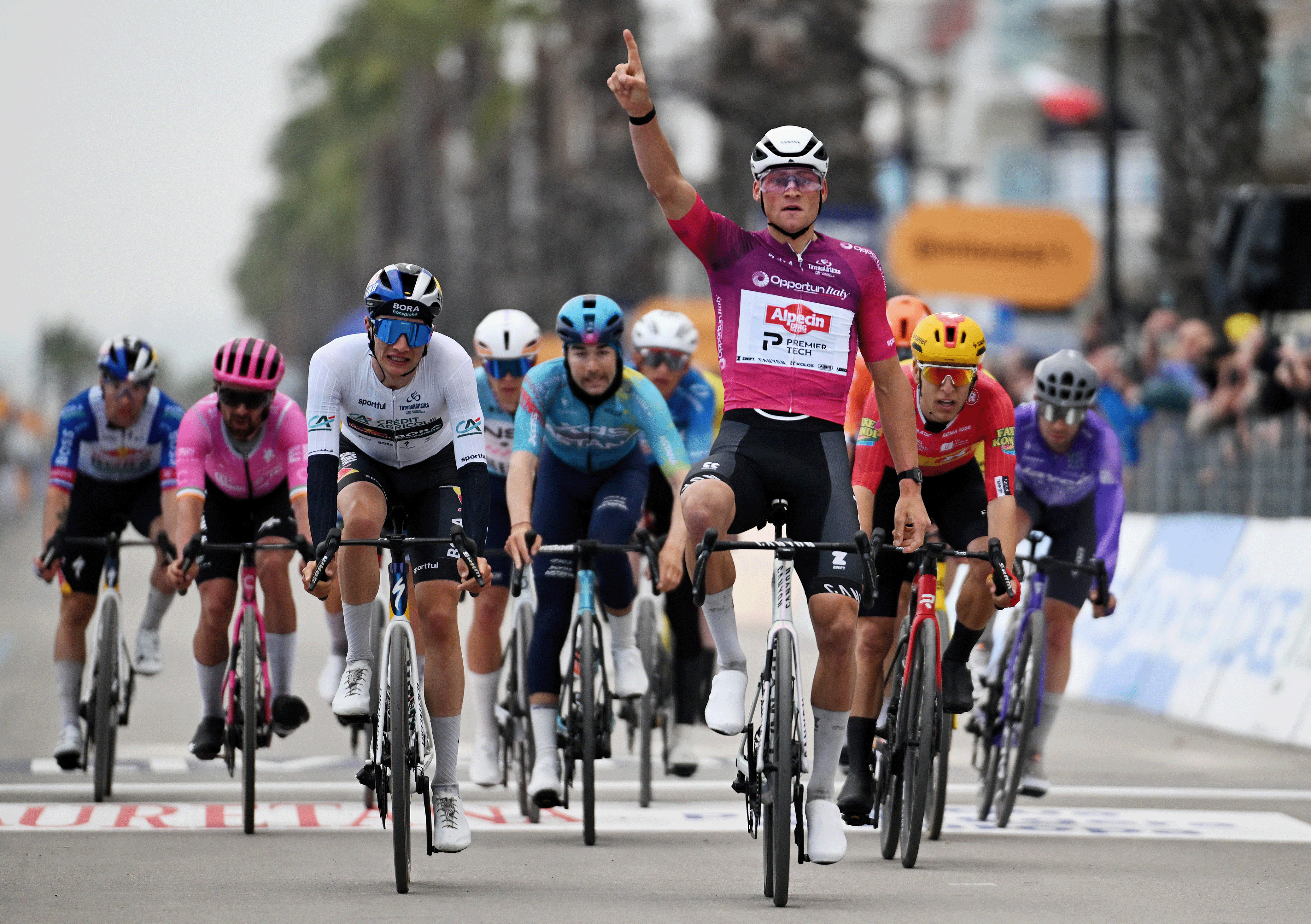 MARTINSICURO, ITALIA - 12 DE MARZO: Mathieu van der Poel de Holanda y Team Alpecin-Premier Tech - Purple Sprint Jersey celebra en la línea de meta como ganador de la etapa por delante de Giulio Pellizzari de Italia y Team Red Bull - BORA - hansgrohe - White best young jersey y Tobias Halland Johannessen de Noruega y Team Uno-X Mobility durante la 61ª Tirreno-Adriático 2026, Etapa 4 una etapa de 213km desde Tagliacozzo a Martinsicuro / #UCIWT / el 12 de marzo de 2026 en Martinsicuro, Italia. (Foto de Tim de Waele/Getty Images)