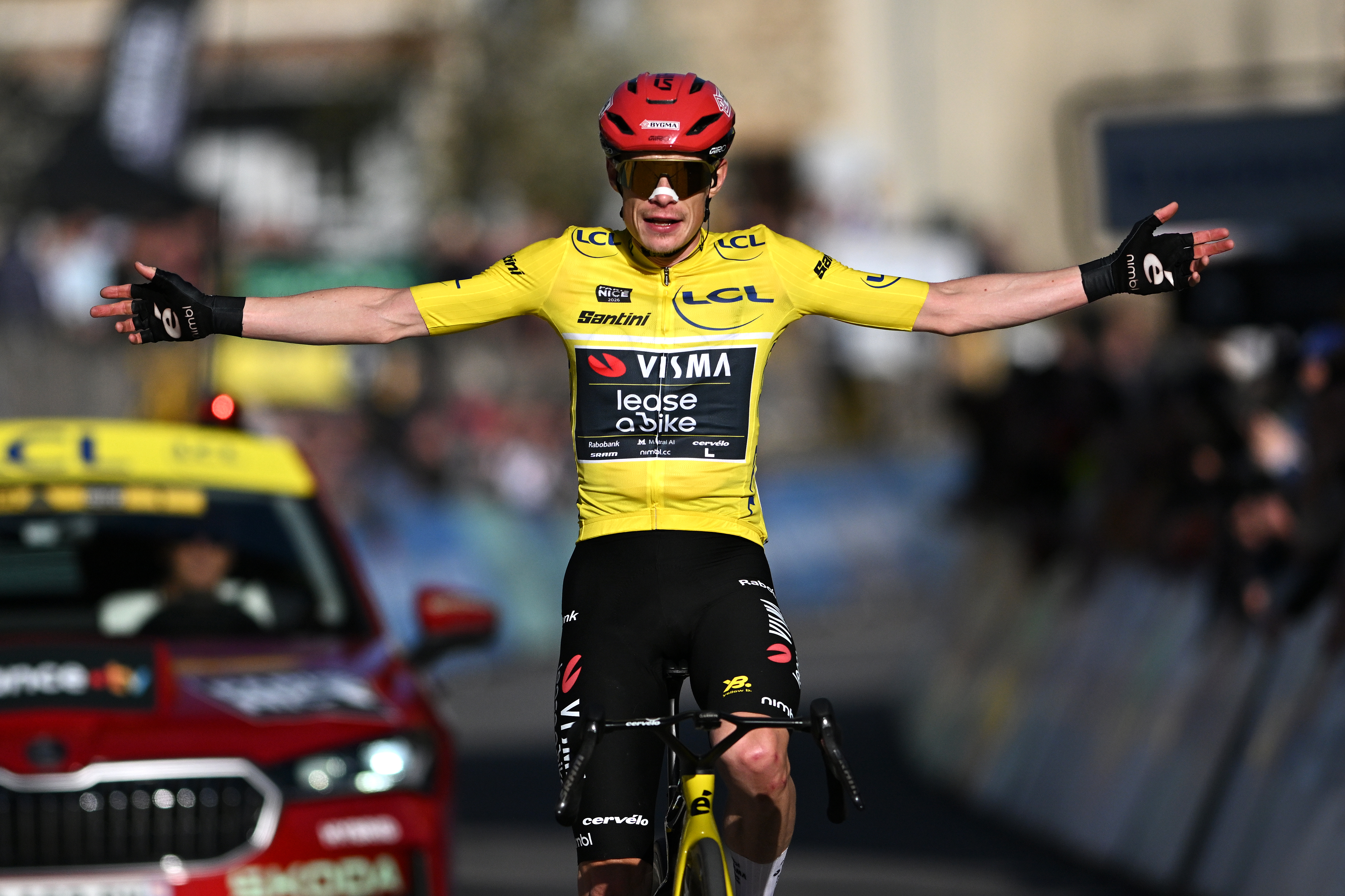 COLOMBIER-LE-VIEUX, FRANCIA - 12 DE MARZO: Jonas Vingegaard de Dinamarca y Team Visma | Lease a Bike - Yellow Leader Jersey celebra en la línea de meta como ganador de etapa durante la 84.ª etapa París-Niza 2026, etapa 5, una etapa de 206,3 km desde Cormoranche-sur-Saone hasta Colombier-le-Vieux 422 m / #UCIWT / el 12 de marzo de 2026 en Colombier-le-Vieux, Francia. (Foto de Szymon Gruchalski/Getty Images)