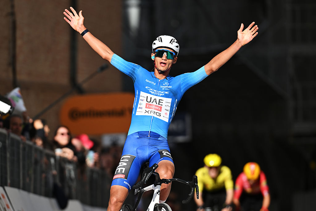 CAMERINO, ITALIA - 14 DE MARZO: Isaac Del Toro de México y UAE Team Emirates - XRG - Blue Leader Jersey celebra en la línea de meta como ganador de etapa durante la 61ª Tirreno-Adriatico 2026, Etapa 6, una etapa de 188 km desde San Severino Marche hasta Camerino 656m / #UCIWT / el 14 de marzo de 2026 en San Severino Marche, Italia. (Foto de Tim de Waele/Getty Images)