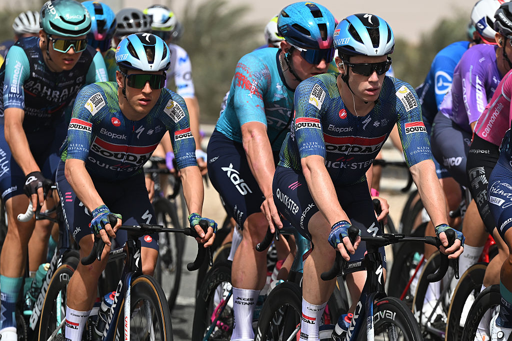 ABU DHABI, EMIRATOS ÁRABES UNIDOS - 16 DE FEBRERO: (LR) Ilan Van Wilder de Bélgica y Alberto Dainese de Italia y el equipo Soudal Quick-Step compiten durante el octavo Tour de los EAU 2026, etapa 1, una etapa de 144 km desde Madinat Zayed Majlis hasta el Palacio Liwa el 16 de febrero de 2026 en Abu Dhabi, Emiratos Árabes Unidos. (Foto de Tim de Waele/Getty Images)