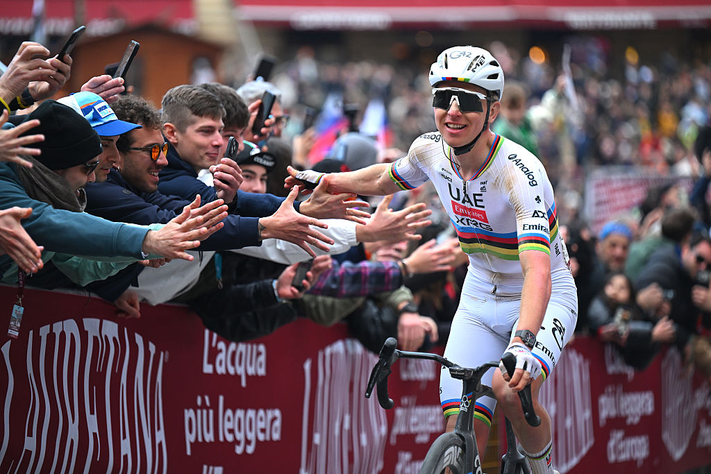 SIENA, ITALIA - 7 DE MARZO: Tadej Pogacar de Eslovenia y UAE Team Emirates - XRG celebra en la línea de meta como ganador de la carrera durante la 20ª Strade Bianche 2026, una carrera de un día de 203 km de Siena a Siena / #UCIWT / el 7 de marzo de 2026 en Siena, Italia. (Foto de Tim de Waele/Getty Images)