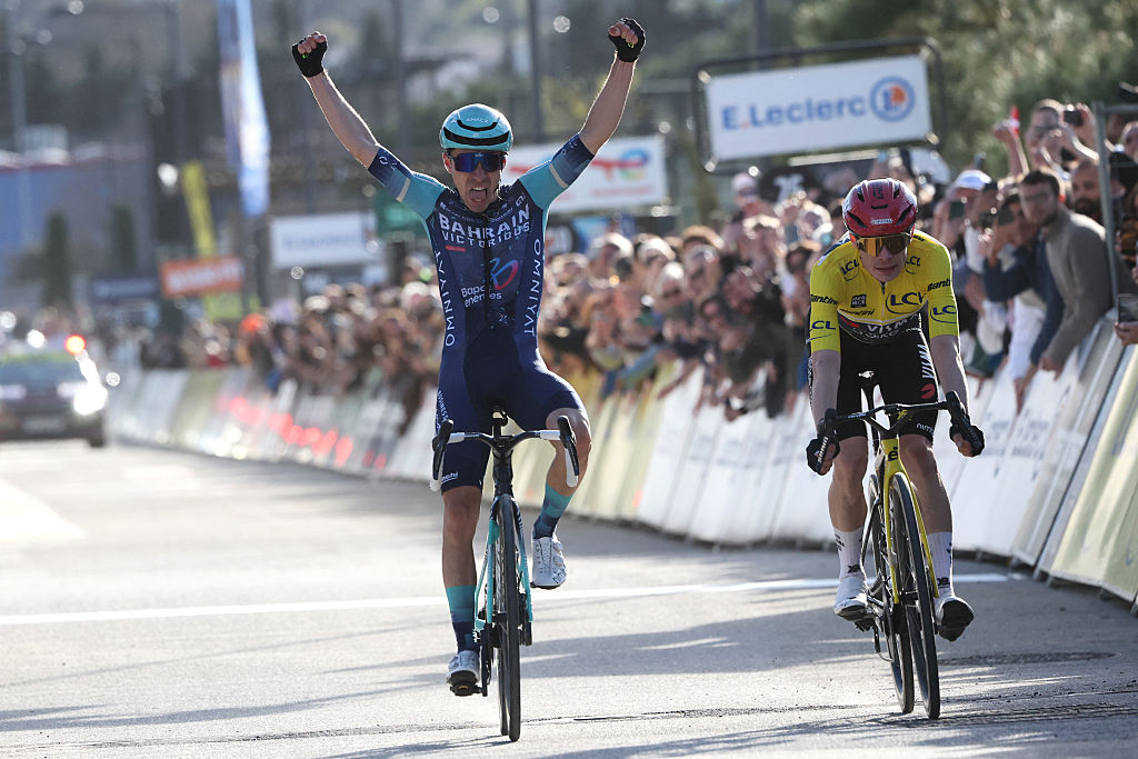 Bahrein - Victorioso' El ciclista francés Lenny Martinez celebra mientras cruza la meta por delante del ciclista danés del Team Visma - Lease a Bike, Jonas Vingegaard (R), para ganar la octava y última etapa de la carrera ciclista París-Niza, 129,2 km entre Niza y Niza, el 15 de marzo de 2026. (Foto de Anne-Christine POUJOULAT / AFP)