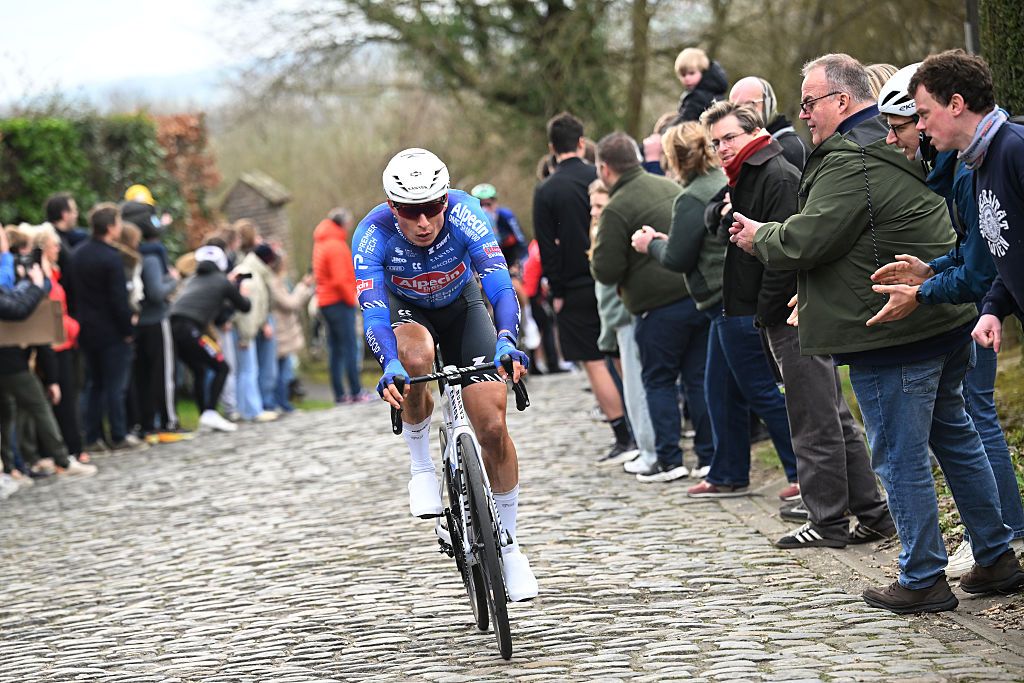 KUURNE, BÉLGICA - 01 DE MARZO: durante la 78.a edición de Kuurne Brussel Kuurne una UCI ProSeries 1.Pro carrera ciclista de un día para hombres Elite de 194 km con salida en Kortrijk y llegada en Kuurne el 1 de marzo de 2026 en Kuurne, Bélgica, 03/01/2026 ( Motordriver Kenny Verfaillie - Foto de Tomas Sisk / Photonews