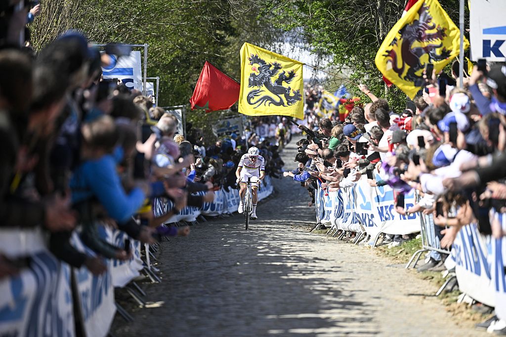 El esloveno Tadej Pogacar del equipo Emirates de los Emiratos Árabes Unidos fotografiado en acción durante la carrera masculina del 'Ronde van Vlaanderen/ Tour des Flandres/ Tour de Flandes' Carrera ciclista de un día, 268,9 km de Brujas a Oudenaarde, domingo 6 de abril de 2025. BELGA PHOTO POOL JAN DE MEULENEIR (Foto de POOL JAN DE MEULENEIR / BELGA MAG / Belga vía AFP)