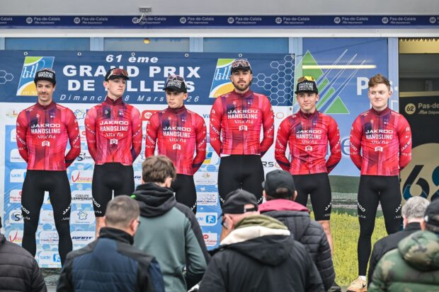 'Robo violento' captado por la cámara cuando las bicicletas de carreras del equipo británico fueron arrancadas de la baca cerrada a plena luz del día.