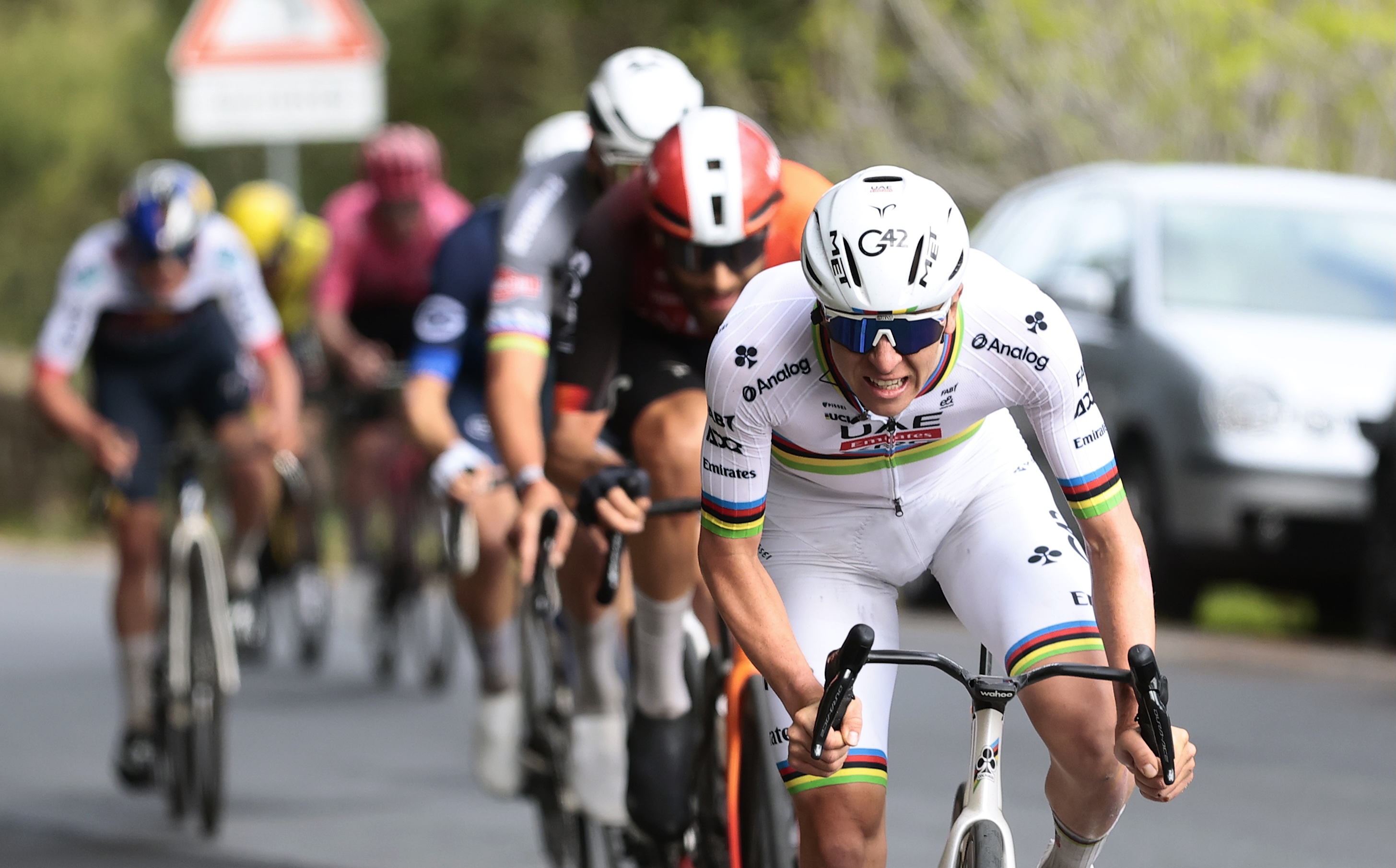 SANREMO, ITALIA - 22 DE MARZO: Tadej Pogacar de Eslovenia y el equipo UAE Team Emirates compiten durante la 116ª Milano-Sanremo 2025, una carrera de un día de 289 km desde Pavía a Sanremo / #UCIWT / el 22 de marzo de 2025 en Sanremo, Italia. (Foto de Luca Bettini - Piscina/Getty Images)