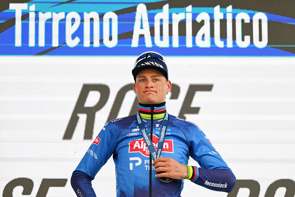 MARTINSICURO, ITALIA - 12 DE MARZO: Mathieu van der Poel de Holanda y el equipo Alpecin-Premier Tech celebran en el podio como ganador de etapa durante la 61ª Tirreno-Adriatico 2026, etapa 4, una etapa de 213 km desde Tagliacozzo a Martinsicuro / #UCIWT / el 12 de marzo de 2026 en Martinsicuro, Italia. (Foto de Tim de Waele/Getty Images)
