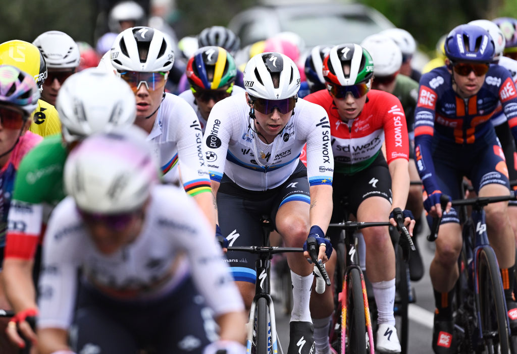 Una toma del pelotón en Milán-San Remo Femenina 2025, con algunas corredoras desenfocadas pero Wiebes, en el centro, claramente enfocada