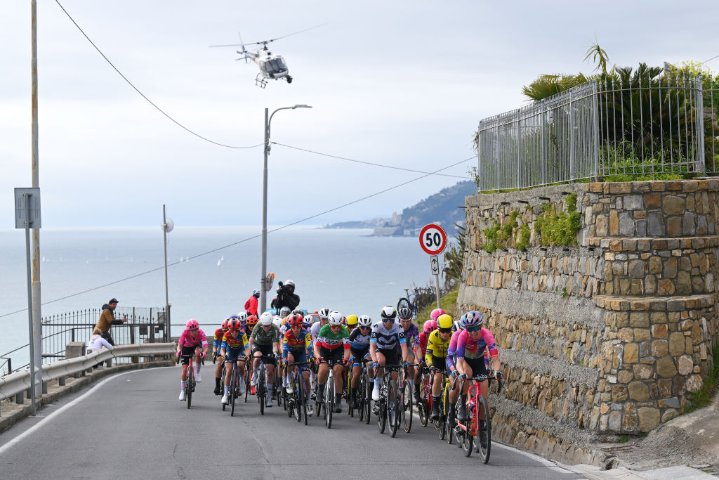 SANREMO, ITALIA - 22 DE MARZO: (LR) Niamh Fisher-Black de Nueva Zelanda y Team Lidl - Trek, Puck Pieterse de Holanda y Team Fenix-Deceuninck, Amanda Spratt de Australia y Team Lidl - Trek, Lotte Kopecky de Bélgica y Team SD Worx - Protime, Elisa Longo Borghini de Italia y UAE Team ADQ, Liane Lippert de Alemania y Movistar Team, Pauline Ferrand-Prevot de Francia y el equipo Visma | Alquile una bicicleta y una vista general del pelotón que compite en el Poggio di San Remo durante la primera Sanremo Women 2025, una carrera de un día de 156 km desde Génova a Sanremo / #UCIWWT / el 22 de marzo de 2025 en Sanremo, Italia. (Foto de Tim de Waele/Getty Images)