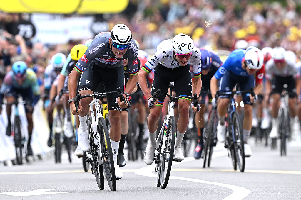 BOULOGNE-SUR-MER - 6 DE JULIO: (LR) El ganador de la etapa Mathieu van der Poel de Holanda y el equipo Alpecin - Deceuninck y Tadej Pogacar de Eslovenia y el equipo Emirates de los Emiratos Árabes Unidos - XRG sprint en la línea de meta durante el 112.o Tour de Francia 2025, etapa 2, una etapa de 209,1 km desde Lauwin-Planque a Boulogne-sur-Mer / #UCIWT / en 06 de julio de 2025 en Boulogne-sur-Mer, Francia. (Foto de Dario Belingheri/Getty Images)