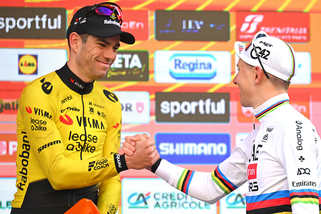 SANREMO, ITALIA - 21 DE MARZO: (LR) El tercer clasificado Wout van Aert de Bélgica y el equipo Visma | Lease a Bike y el ganador de la carrera Tadej Pogacar de Eslovenia y el UAE Team Emirates - XRG se felicitan en el podio durante la 117ª Milano-Sanremo 2026, Men's Elite, una carrera de un día de 298 km desde Pavía a Sanremo / #UCIWT / el 21 de marzo de 2026 en Sanremo, Italia. (Foto de Tim de Waele/Getty Images)