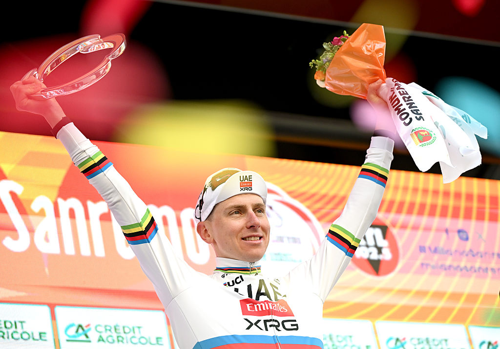 SANREMO, ITALIA - 21 DE MARZO: Tadej Pogacar de Eslovenia y UAE Team Emirates - XRG celebra en el podio como ganador de la carrera durante la 117ª Milano-Sanremo 2026, Men's Elite, una carrera de un día de 298 km desde Pavía a Sanremo / #UCIWT / el 21 de marzo de 2026 en Sanremo, Italia. (Foto de Dario Belingheri/Getty Images)