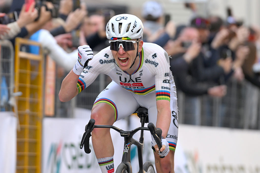 SANREMO, ITALIA - 21 DE MARZO: Tadej Pogacar de Eslovenia y UAE Team Emirates - XRG celebra en la línea de meta como ganador de la carrera durante la 117ª Milano-Sanremo 2026, Men's Elite, una carrera de un día de 298 km desde Pavía a Sanremo / #UCIWT / el 21 de marzo de 2026 en Sanremo, Italia. (Foto de Tim de Waele/Getty Images)