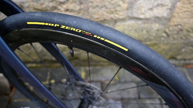 Pirelli presume un nuevo truco aerodinámico con su nuevo neumático de carrera P-Zero SL-R
