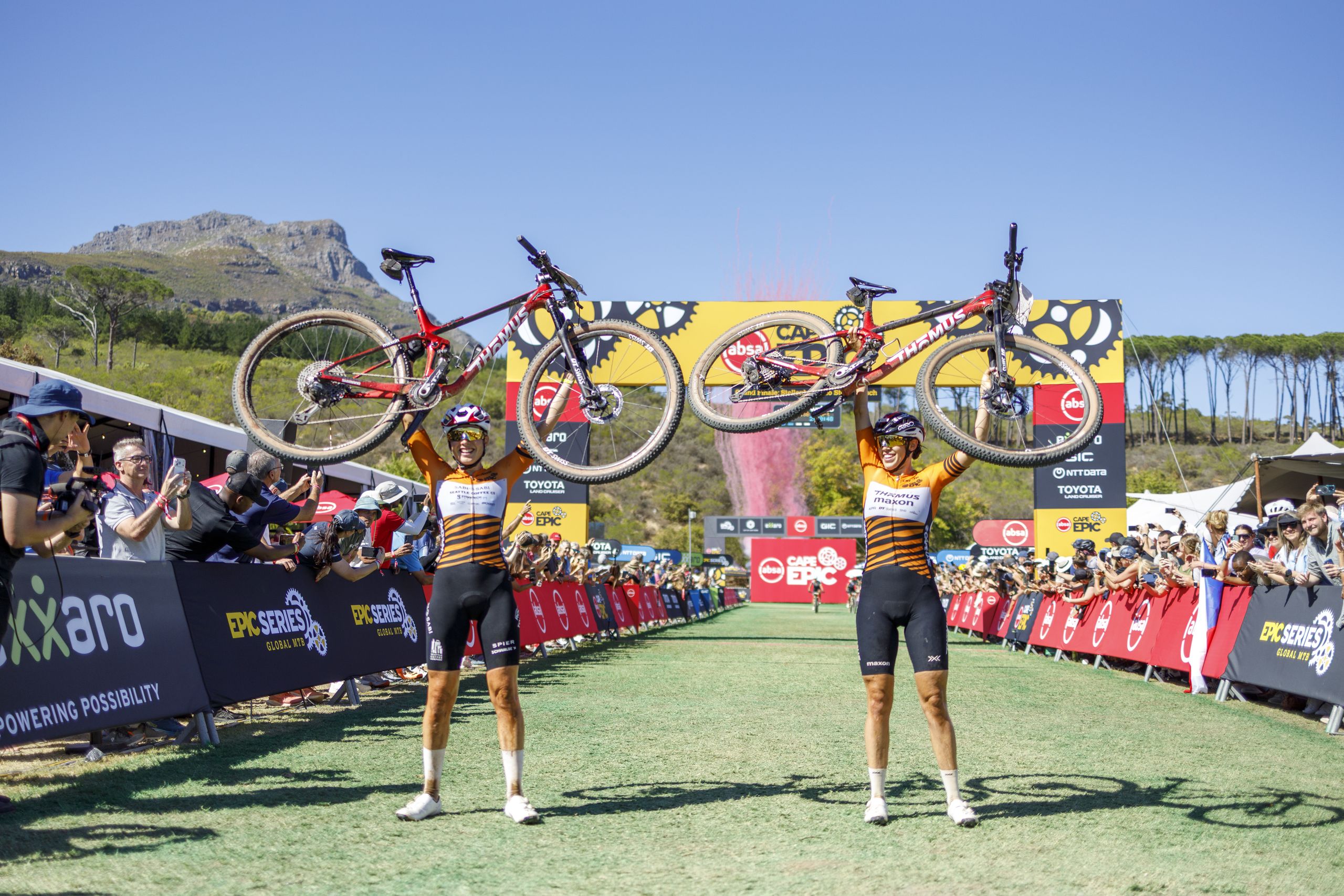 Beers y Nortje superan la general en la final para ganar la Cape Epic masculina, mientras Lill y Keller completan un dominio casi total en la carrera femenina