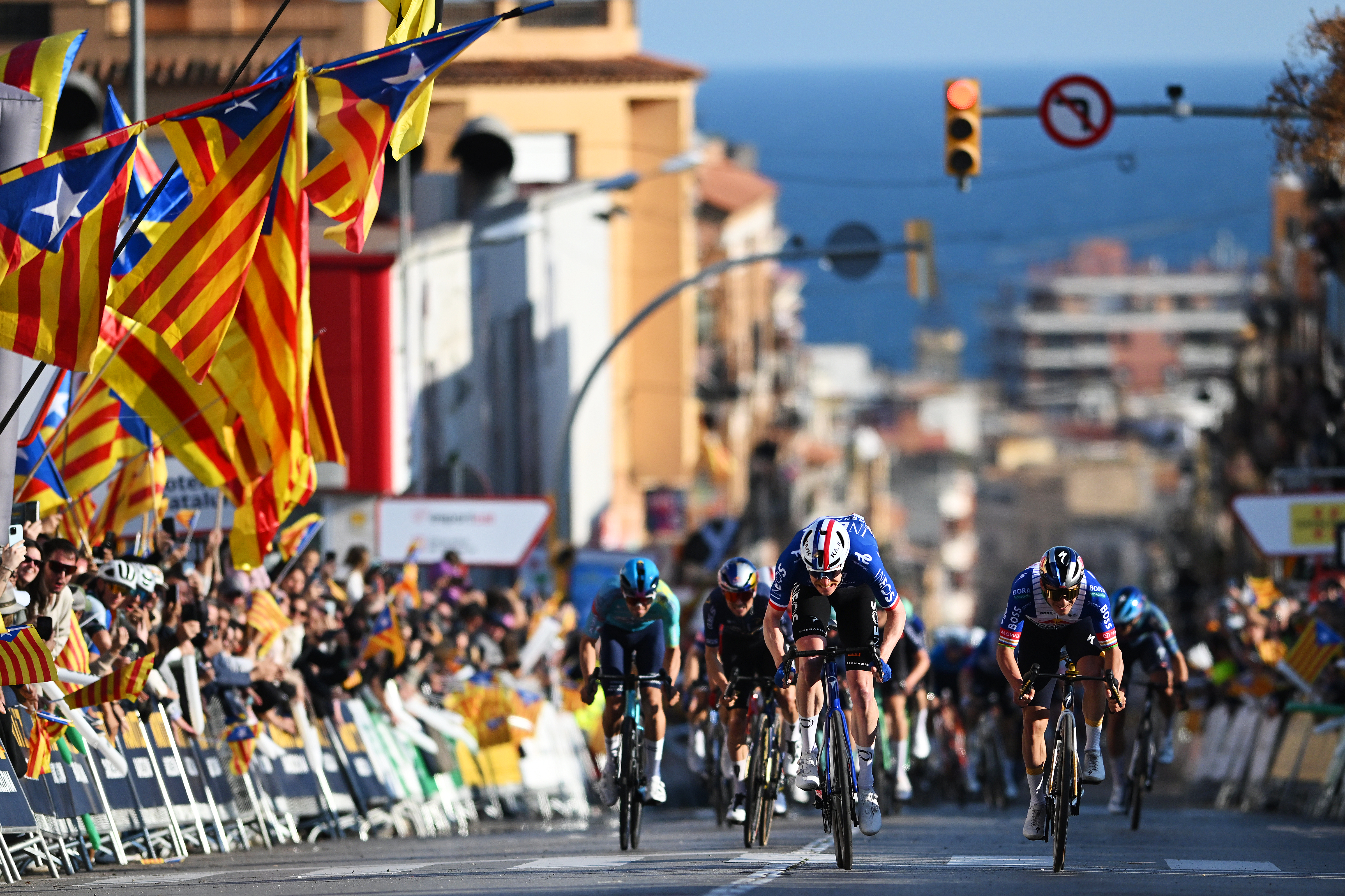 Dorian Godon lucha contra Remco Evenepoel por la victoria en la etapa 1 de la Volta a Catalunya 2026