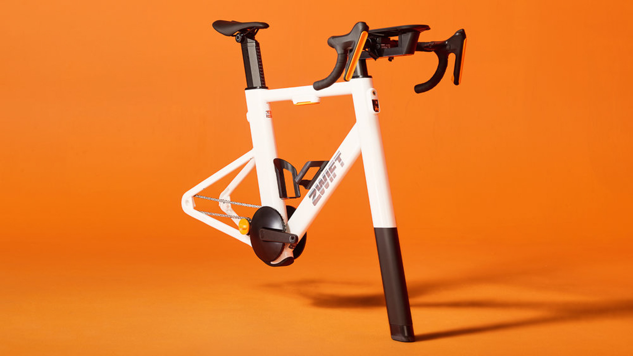 El Zwift Ride Smart Frame sobre fondo naranja